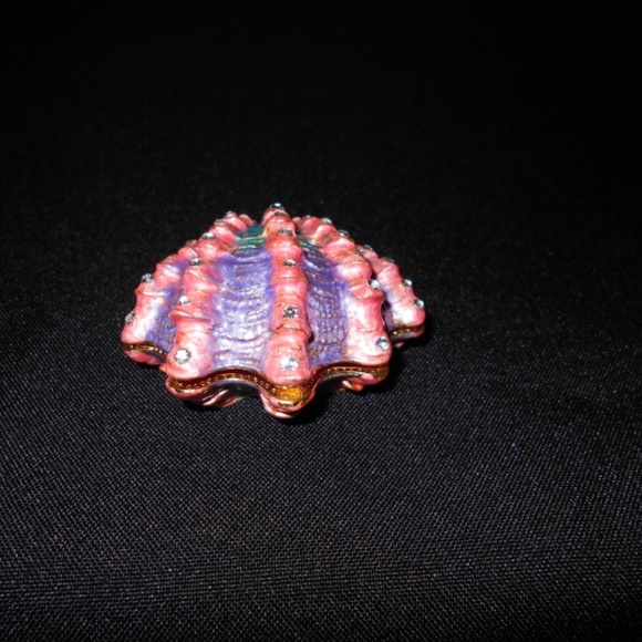 Jewelry - Mini Clam Jewelry Box